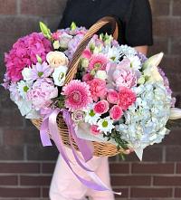 Композиция солнечный день в Юрино Цветочная композиция из Розы, Хризантемы, Пионы и Лизиантусы в корзине в Юрино